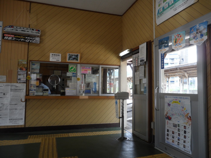 Chizu station. They had no electronic displays, so the destination for the next train per platform was displayed with plastic cards, one per platform. Seen to the right in the picture.